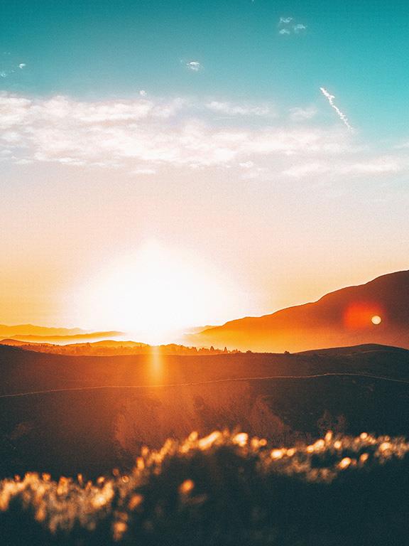 Fotografía de una puesta de sol entre las montañas